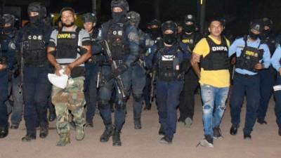 Dos de los extraditables siendo trasladados a una sede policial en Tegucigalpa.