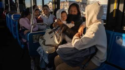 Un grupo de migrantes en un autobús en Nueva York.
