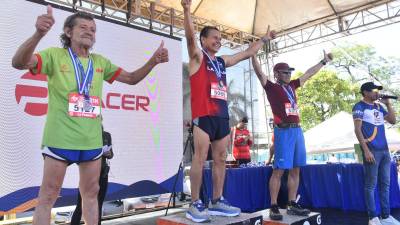 Los medallistas de todas las categorías de la Maratón de LA PRENSA se mostraron muy contentos por el objetivo alcanzado.