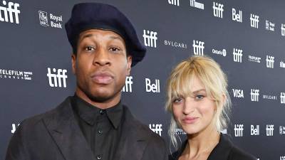 Jonathan Majors y su exnovia Grace Jabbari, quien lo acusa de haberla golpeado.