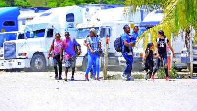 Pese a poder solicitar asilo a EUA, migrantes siguen cruzando ilegalmente al vecino país.