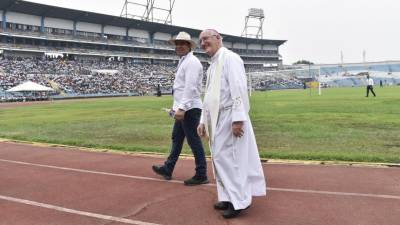 Miles de feligreses despiden a Monseñor Ángel Garachana