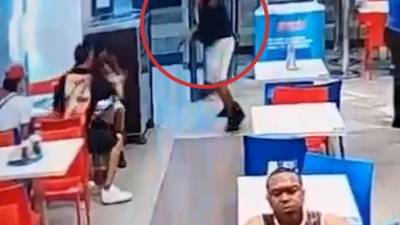 Captura de pantalla del video grabado por cámaras de seguridad del restaurante.