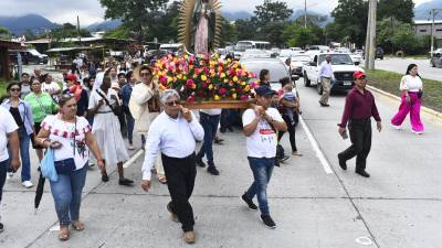 Adultos, jóvenes y niños recorrieron kilómetros acompañando la imagen de la virgen de Guadalupe. Fotos Héctor Edú.