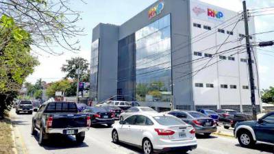 <b>Ciudadanos hacen trámites en el RNP de San Pedro Sula.</b>