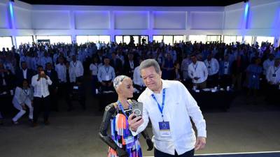 La robot Sophia junto a el expresidente dominicano Leonel Fernández en el Foro Global
