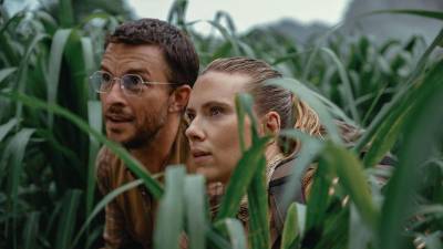 Jonathan Bailey y Scarlett Johansson en una escena de la película ‘Jurassic World Rebirth’.