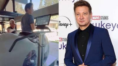 El actor Jeremy Renner camina con apoyo de una máquina antigravedad.