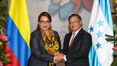 La presidenta de Honduras, Xiomara Castro, y el mandatario colombiano, Gustavo Petro, durante un encuentro diplomático.