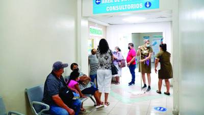 Pacientes esperan su turno en la clínica periférica del IHSS en SPS. Fotos : Amílcar I. y Melvin C.