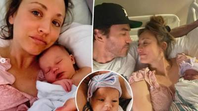 Kaley Cuoco y Tom Pelphrey junto a su pequeña Matilda Carmine.