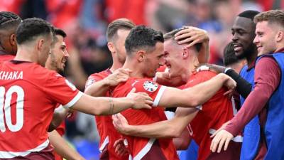Jugadores de Suiza celebrando uno de sus tres goles anotados ante Hungría.