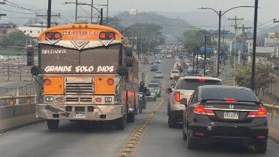 El bus amarillo grande fue uno de los primeros medios de transporte público modernos en el país.