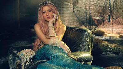 Shakira luce como una hermosa sirena.