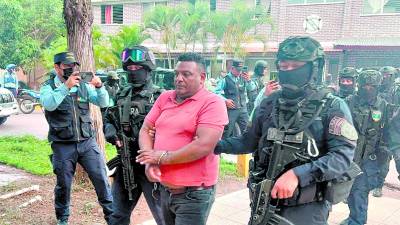 Mario Mejía cuando era llevado a los juzgados.