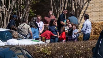 Los niños fueron trasladados a una iglesia cercana para ser reunidos con sus padres.