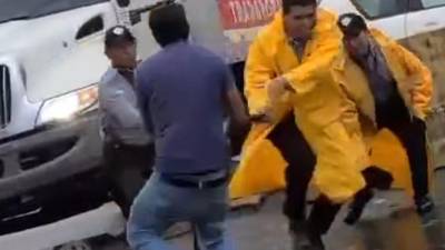 La pelea se suscitó en la mañana de este viernes 22 de noviembre en la Gran Central Metropolitana de Buses de San Pedro Sula.