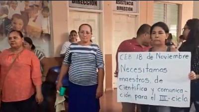 <b><span class=mln_uppercase_mln>Malestar.</span></b> Por casi tres horas los padres pidieron el nombramiento de los dos maestros que faltan en la 18 de Noviembre.