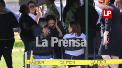 Dan el último adiós a Claudia Suyapa Varela Garay, una de las víctimas del derrumbe ocurrido en el anillo periférico de Tegucigalpa, tragedia que enluta a varias familias capitalinas.