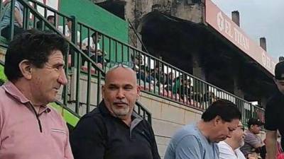 Héctor Vargas junto al presidente Orinson Amaya del Marathón en el sector de preferencia.