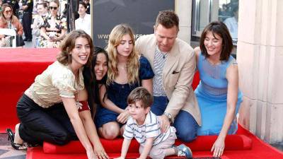 Ewan McGregor<b> </b>con su esposa Mary Elizabeth Winstead y su familia.