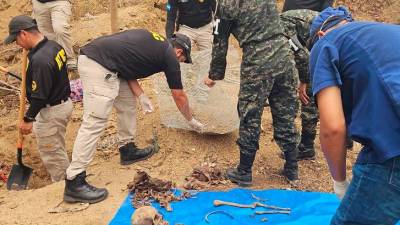 <b><span class=mln_uppercase_mln>Hallazgo.</span></b> Peritos forenses comenzaron el 17 de mayo a exhumar los restos humanos.