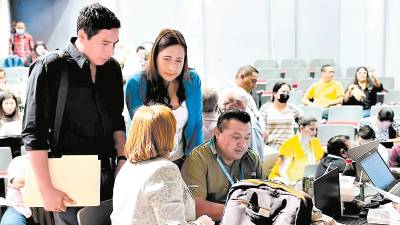 <b><span class=mln_uppercase_mln>Administración.</span></b> La ministra Carla Paredes, técnicos de la Oncae y equipos de Salud revisando el Plan Anual de Compras y Contrataciones de 2024.