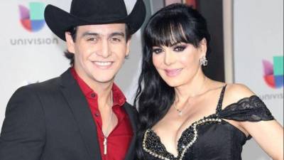 Julián Figueroa junto a su famosa madre, Maribel Guardia, en una foto de archivo.