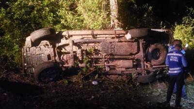 Escena del accidente ocurrido en la medianoche del jueves 5 de octubre y que dejó tres muertos en Juticalpa, Olancho (Honduras).