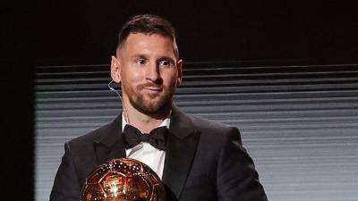 Lionel Messi con uno de los ocho Balones de Oro conseguidos en su carrera.