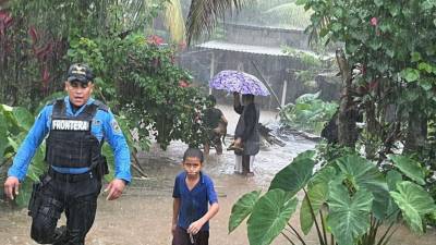 En algunas comunidades de Omoa, Cortés, autoridades han iniciado labores de evacuación ante el peligro de inundaciones por desbordamiento de ríos.