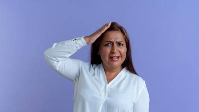 La disminución hormonal durante el climaterio también provoca la aparición de quistes mamarios que deben ser punzados por el ginecólogo para drenarlos.Además la piel se resiente.