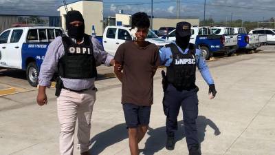 Agentes de la DPI detuvieron en el hospital al hijo que mató a su padre, luego de que recibió atención médica.