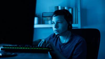 Plataformas como <b>Minecraft</b> o los entornos competitivos de <b>eSports</b> permiten conectar con amigos y desconocidos en tiempo real.