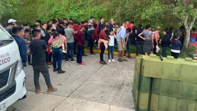 Migrantes hondureños, salvadoreños y guatemaltecos fueron detenidos en Veracruz.