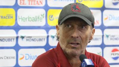 Pedro Troglio durante la rueda de prensa brindada tras el Motagua vs Olimpia.