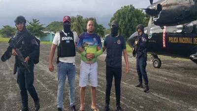 Agentes de la Dirección Nacional Policial Antidrogas trasladan a Tegucigalpa al extraditable Michael Derringen, alias “El caracol”.