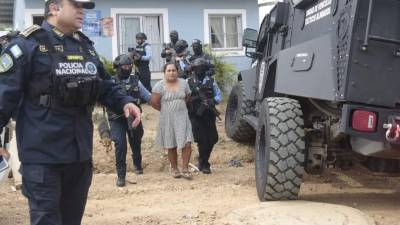 La mujer de 46 años de edad enfrentará varios cargos.