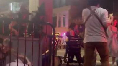 En imágenes publicadas en redes sociales puede verse el inicio de la pelea en plena calle y cómo uno de los participantes parece llevar un arma.