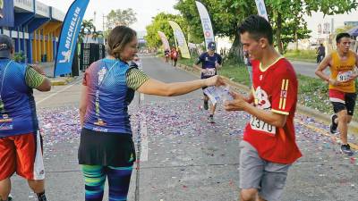 En puntos estratégicos en las rutas de 5, 10.5 y 21 kilómetros, Aguazul estará hidratando a los participantes de la 46 edición de la Maratón de Diario LA PRENSA.