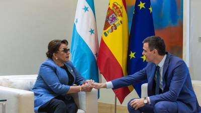 Fotografía muestra a la presidenta Xiomara Castro y al jefe del gobierno de España, Pedro Sánchez.