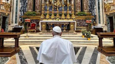 El papa Francisco reza en la basílica romana de Santa María La Mayor tras recibir el alta en el hospital Gemelli de la bronquitis que lo mantenía ingresado desde el pasado miércoles.