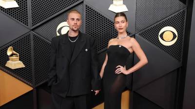 Los Bieber llevan su estilo a la alfombra roja. Justin Bieber regresó triunfalmente a la premiación, desfilando por la alfombra roja de los Grammy 2026 con su esposa, la modelo Hailey Bieber.