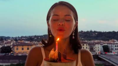 La actriz y cantante texana Selena Gómez se ha convertido en una de las figuras más influyentes de su generación, con una trayectoria que no solo se resume en discos o series: ha pasado de ser una niña Disney a empresaria de éxito, defensora de la salud mental y referente de belleza inclusiva. En el camino ha hablado abiertamente del lupus, de la ansiedad y de la presión de crecer bajo el foco, construyendo una imagen pública marcada por la vulnerabilidad y la autenticidad.