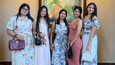 Hermosas lucieron las jovencitas quienes próximamente celebrarán su graduación.