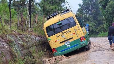 Las lluvias han provocado atascaderos que impiden el paso de vehículos.