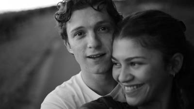 Después de que se conociera la noticia del compromiso de la pareja, una fuente le dijo a PEOPLE que Tom Holland había estado “queriendo proponerle matrimonio (a Zendaya) desde hacía un tiempo”.