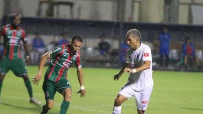 Solani aprovecha el error y encaja el segundo gol del Olimpia.