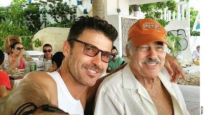 Andrés García (der.) envió un duro mensaje a su hijo Leonardo (izq.) luego de que este publicara un comunicado en contra de su esposa Margarita Portillo, asegurando que no le permiten tener comunicación con su padre.