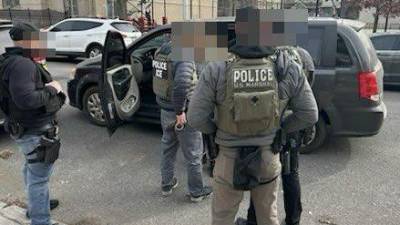 Angetes de ICE buscaban un centenar de supuestos pandilleros en un complejo residencial en Aurora, Colorado.